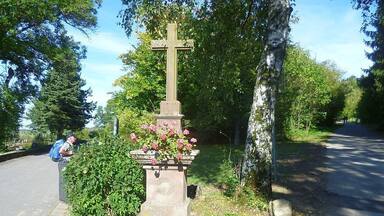 Schlankes Sandsteinkreuz auf Sockel