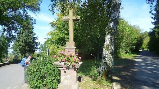 Schlankes Sandsteinkreuz auf Sockel