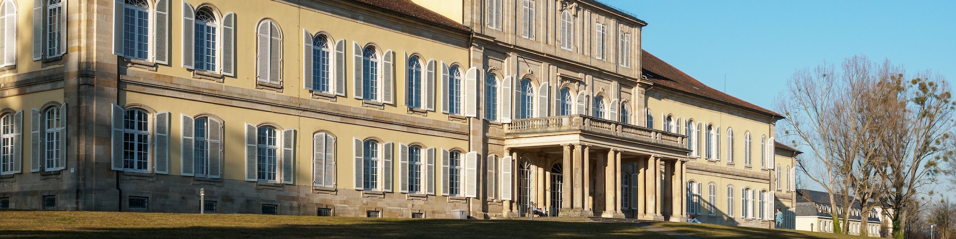Un grand bâtiment historique doté d’un dôme et de nombreuses fenêtres.