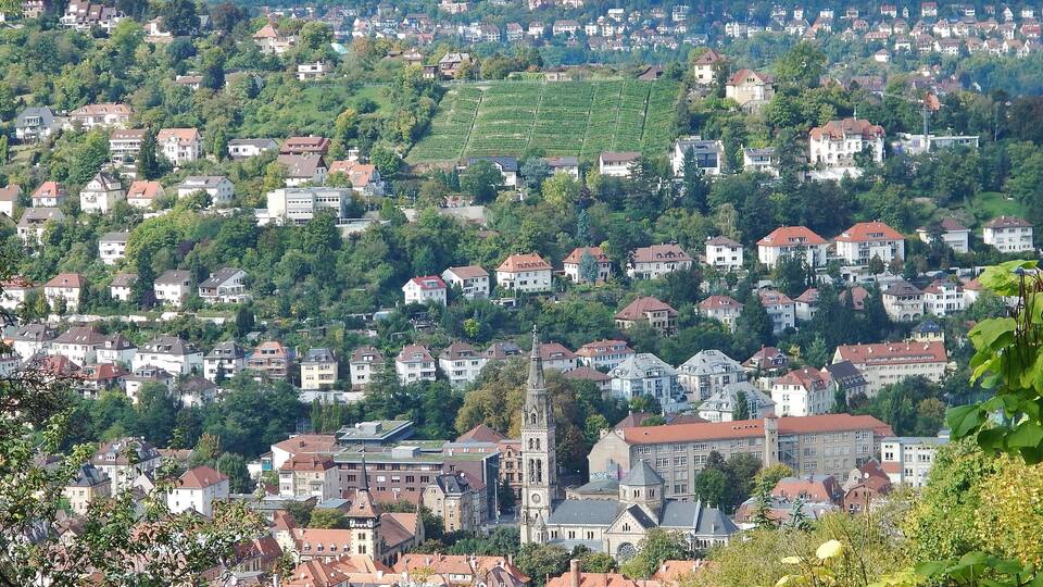 Blick über Heslach, z. B. Ev. Matthäuskirche bis zur Hasenbergsteige