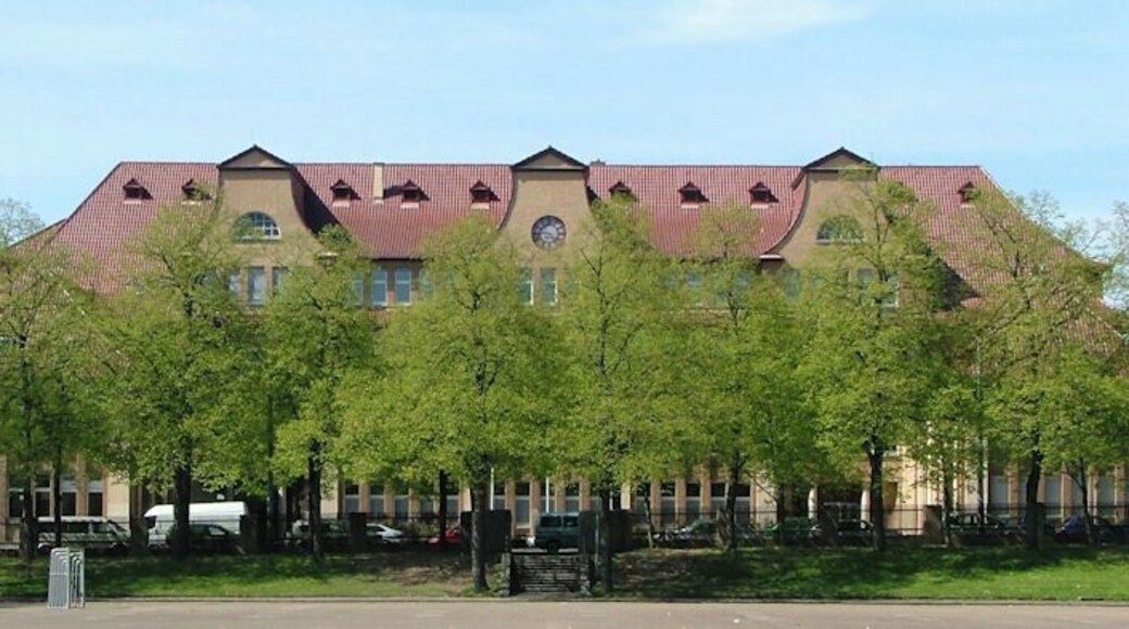 The front of the Leibniz-Gymnasium in Stuttgart-Feuerbach photographed in April 2008.