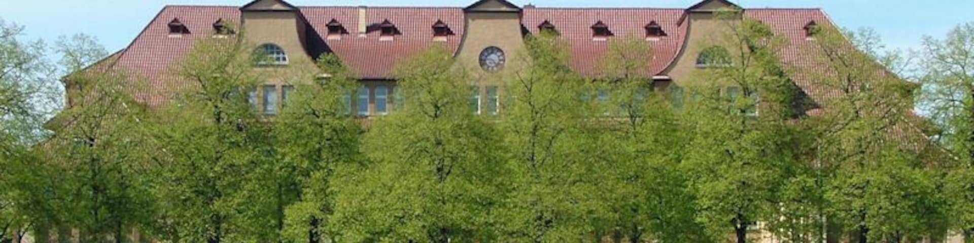 The front of the Leibniz-Gymnasium in Stuttgart-Feuerbach photographed in April 2008.