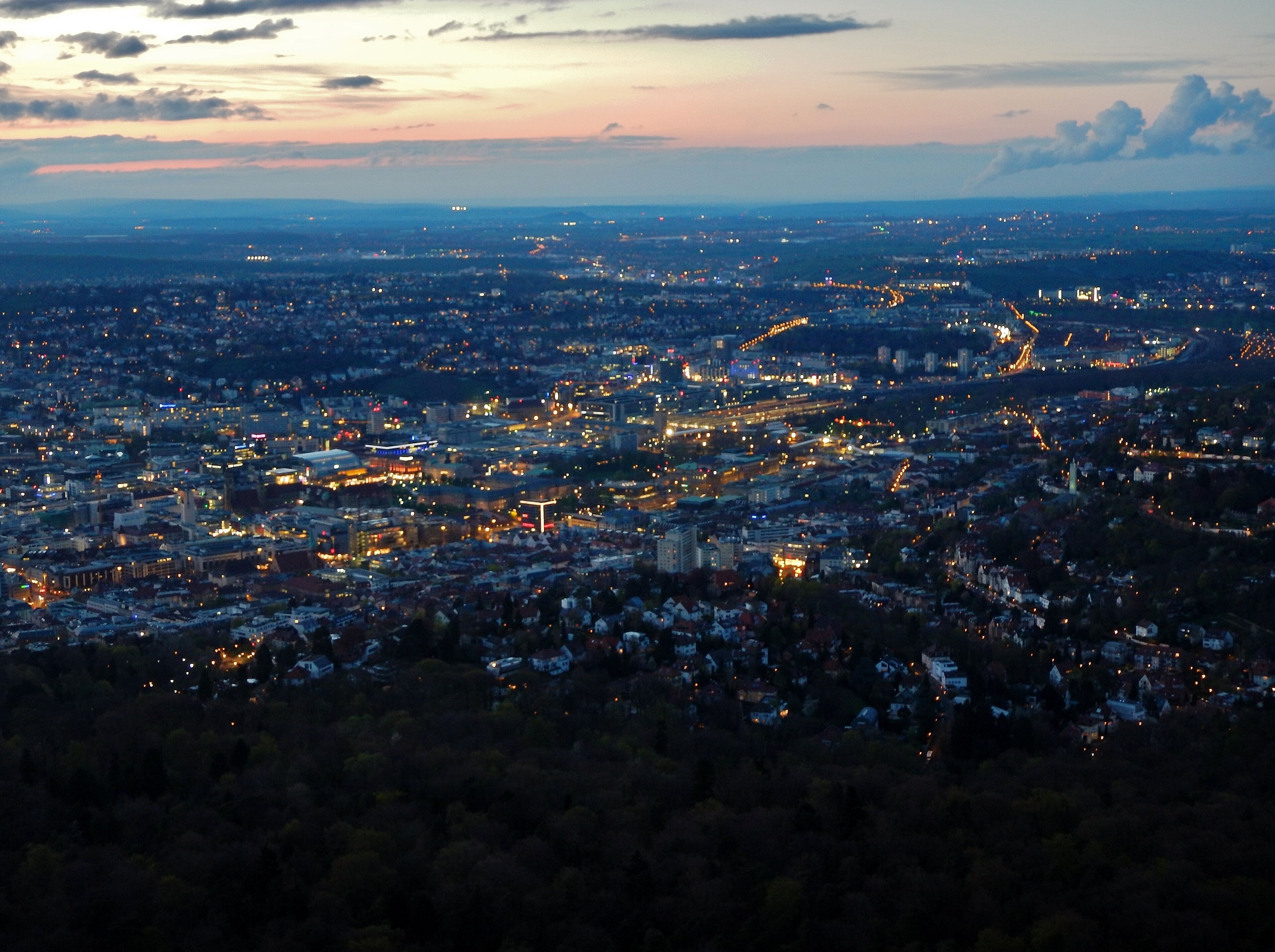 Blick auf das Zentrum von Stuttgart in der Abenddämmerung vom Fernsehturm