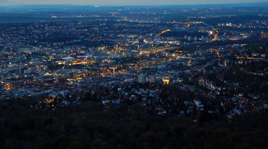Blick auf das Zentrum von Stuttgart in der Abenddämmerung vom Fernsehturm