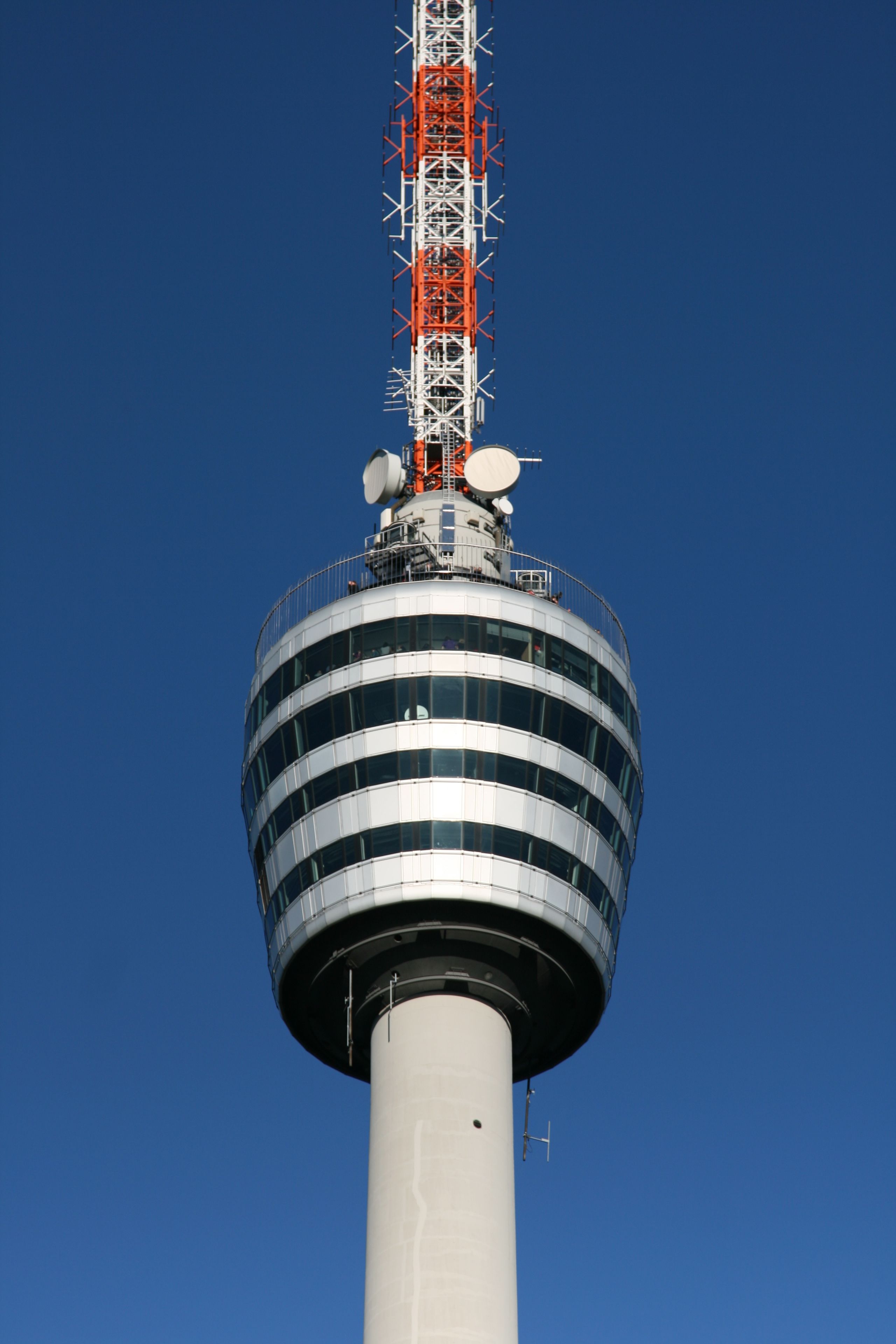 Una torre alta con base cilíndrica y una plataforma de observación esférica.