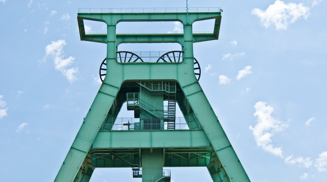 Eine große, grüne Metallkonstruktion mit einem zentralen Turm und zwei großen, runden Öffnungen oben.