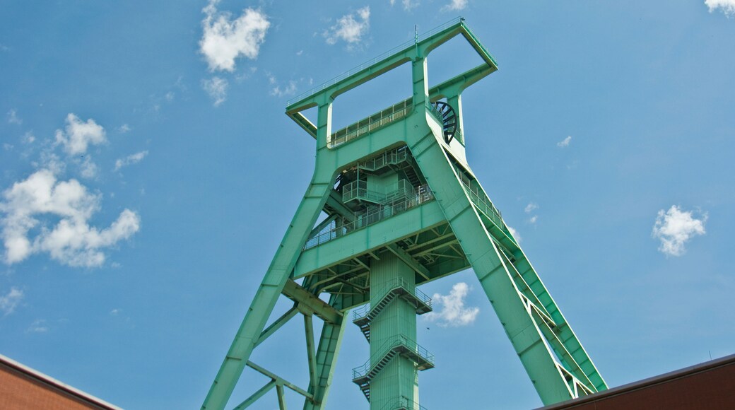 Eine große, grüne Metallkonstruktion vor blauem Himmel.