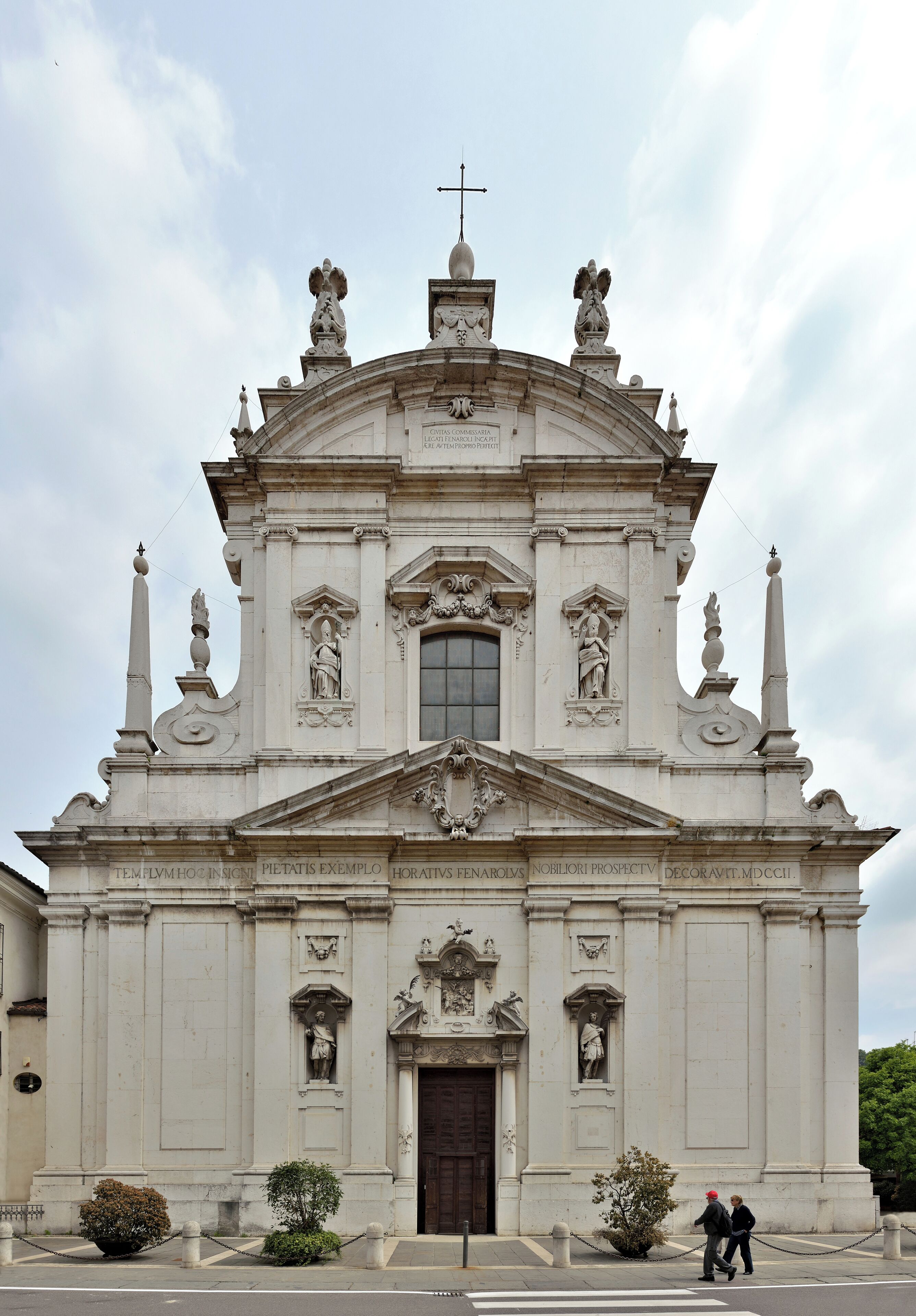 Une imposante église blanche, ornée de sculptures élaborées et dotée d’une grande porte centrale.