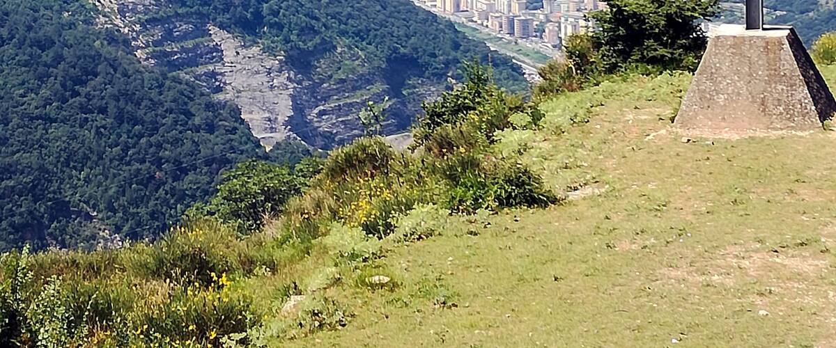 La croce sovrasta la Val Bisagno all'altezza di Struppa. Iscrizione: Per la terza volta nel MCML° anniversario della redenzione gli abitanti della vallata questa croce rinnovano MCMI - MCMXXXV, 9 Aprile 1984