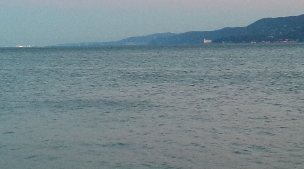 Trieste all'alba, vista dalla Stazione Marittima da cui è possibile ammirare alcuni dei luoghi di interesse: l'Acquario Marino con alle sue spalle Il Salone degli Incanti, La Lanterna (dove si trova il "Pedocin", il Castello di Miramare, Montegrisa, Il Faro, Piazza Unità d'Italia, Teatro Verdi, la Chiesa di San Nicolò, Palazzo Carciotti, Canal Grande e òa statua di Nazario Sauro.
