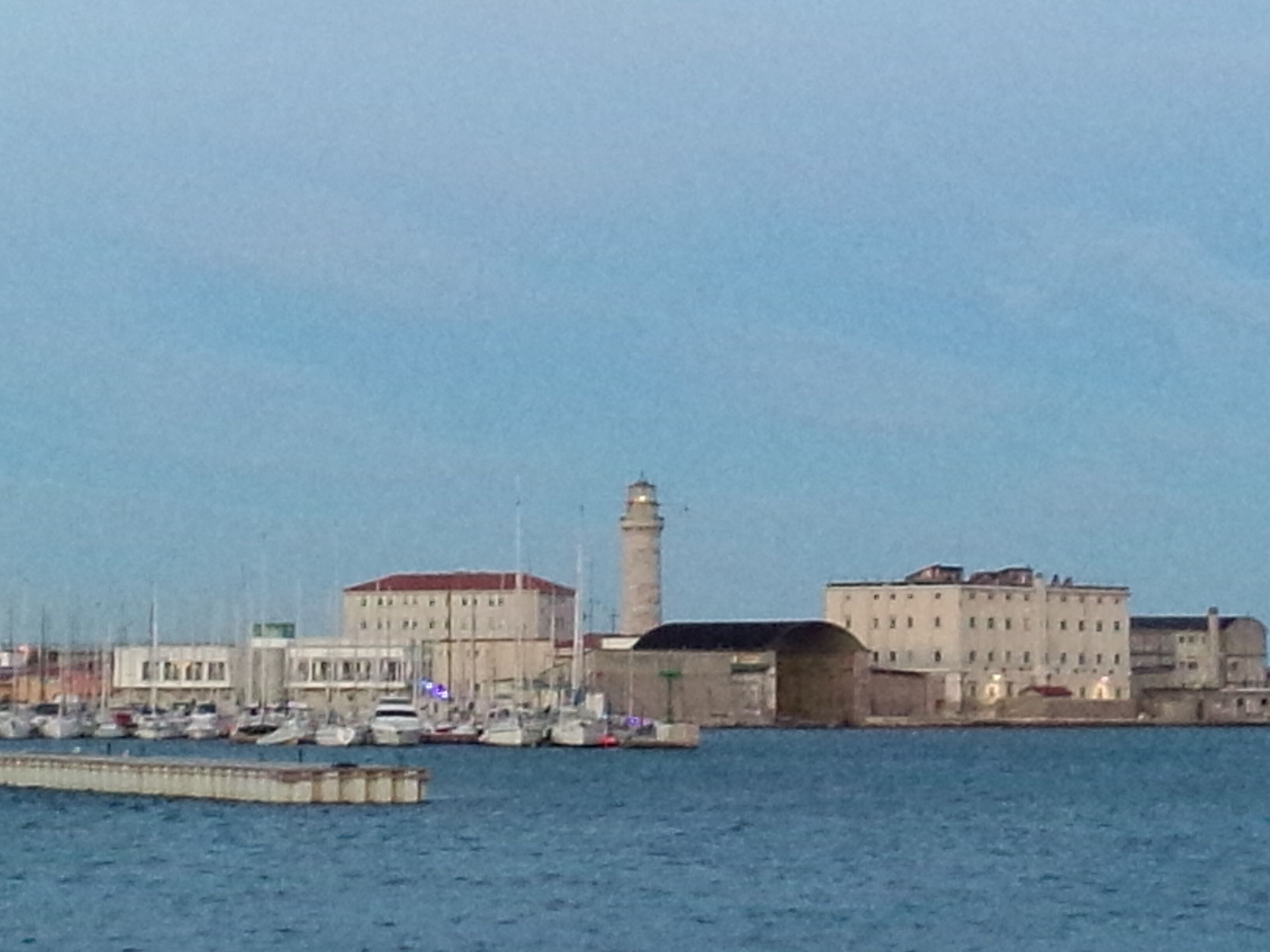 Trieste all'alba, vista dalla Stazione Marittima da cui è possibile ammirare alcuni dei luoghi di interesse: l'Acquario Marino con alle sue spalle Il Salone degli Incanti, La Lanterna (dove si trova il "Pedocin", il Castello di Miramare, Montegrisa, Il Faro, Piazza Unità d'Italia, Teatro Verdi, la Chiesa di San Nicolò, Palazzo Carciotti, Canal Grande e òa statua di Nazario Sauro.