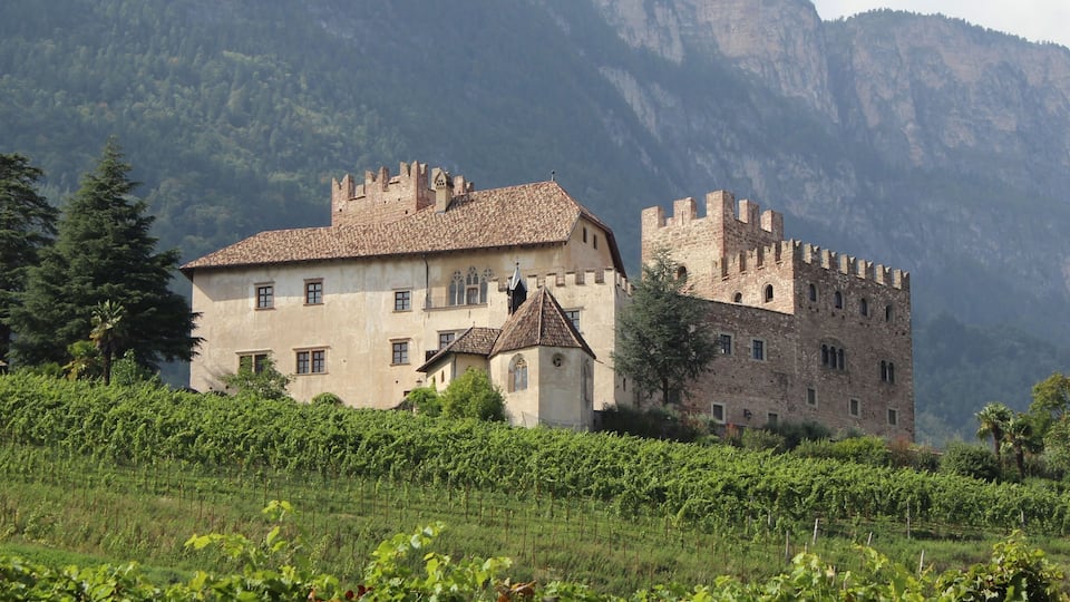 Schloss Freudenstein mit St.-Andreas-Kapelle in Eppan