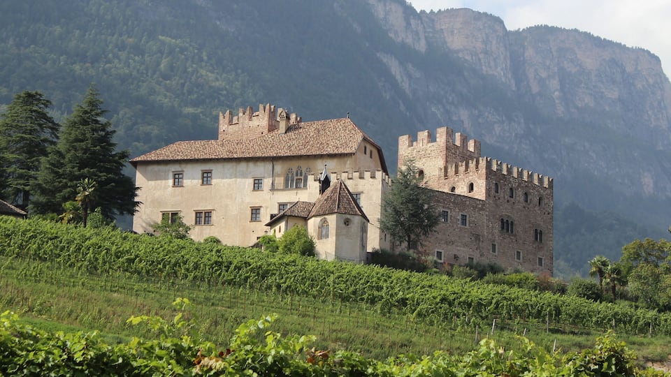 Schloss Freudenstein mit St.-Andreas-Kapelle in Eppan