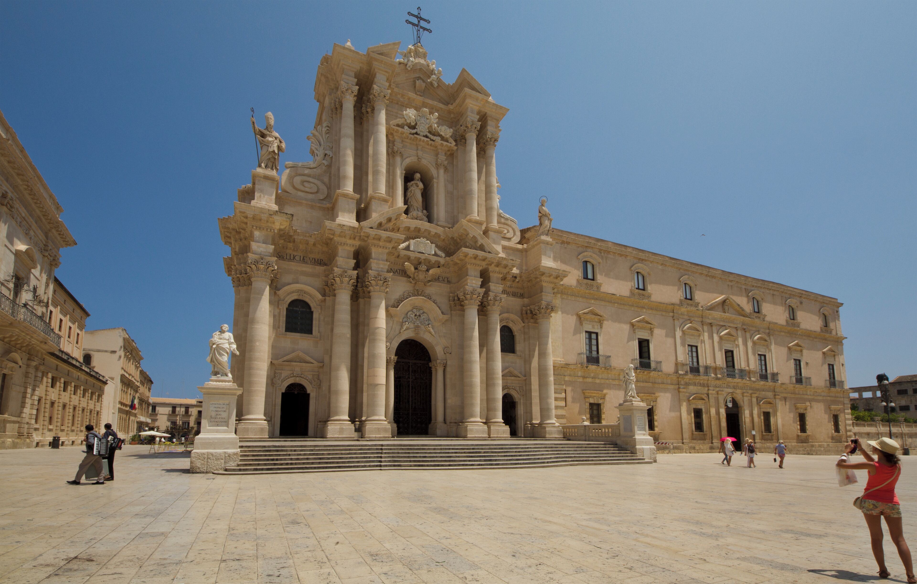 Un imponente edificio histórico con arquitectura ornamentada y estatuas.