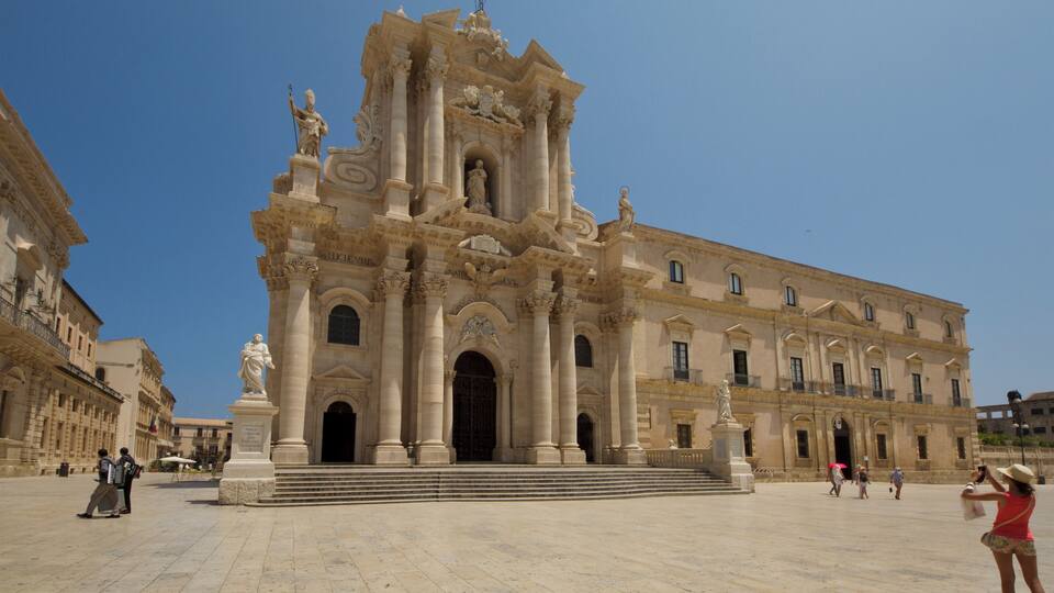 Un imponente edificio histórico con arquitectura ornamentada y estatuas.