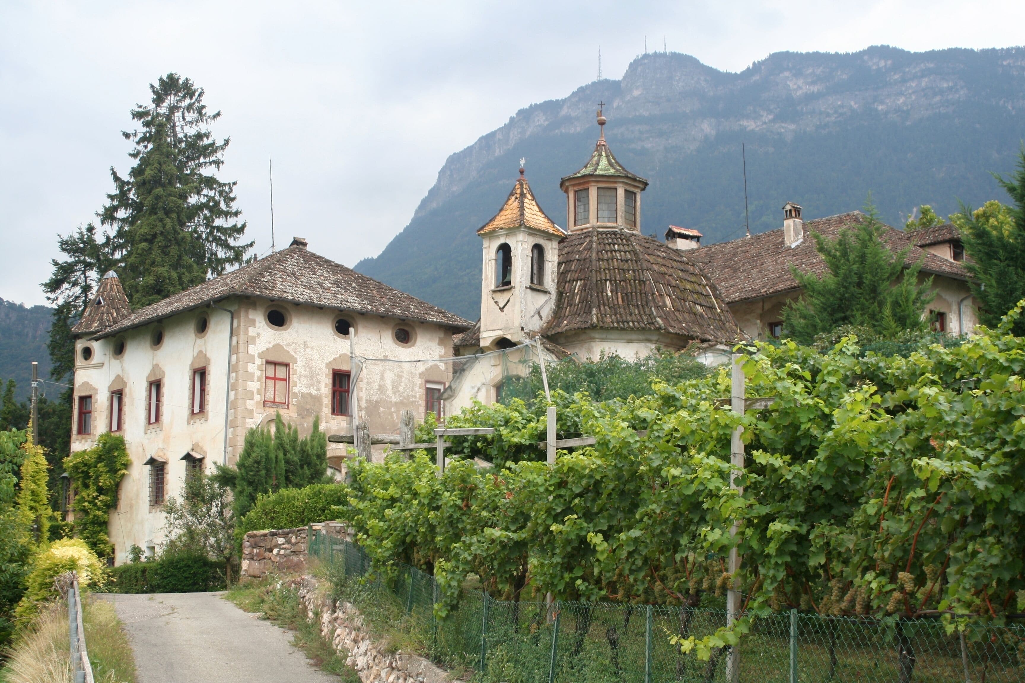 Ansitz Reinsberg mit Heiligkreuzkapelle in Eppan