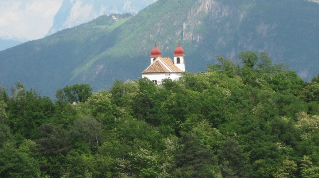 Die Heiligkreuzkirche auf der Gleif (auch einfach Gleifkirche genannt) in Eppan in Südtirol von Westen gesehen, im Hintergrund der Schlern