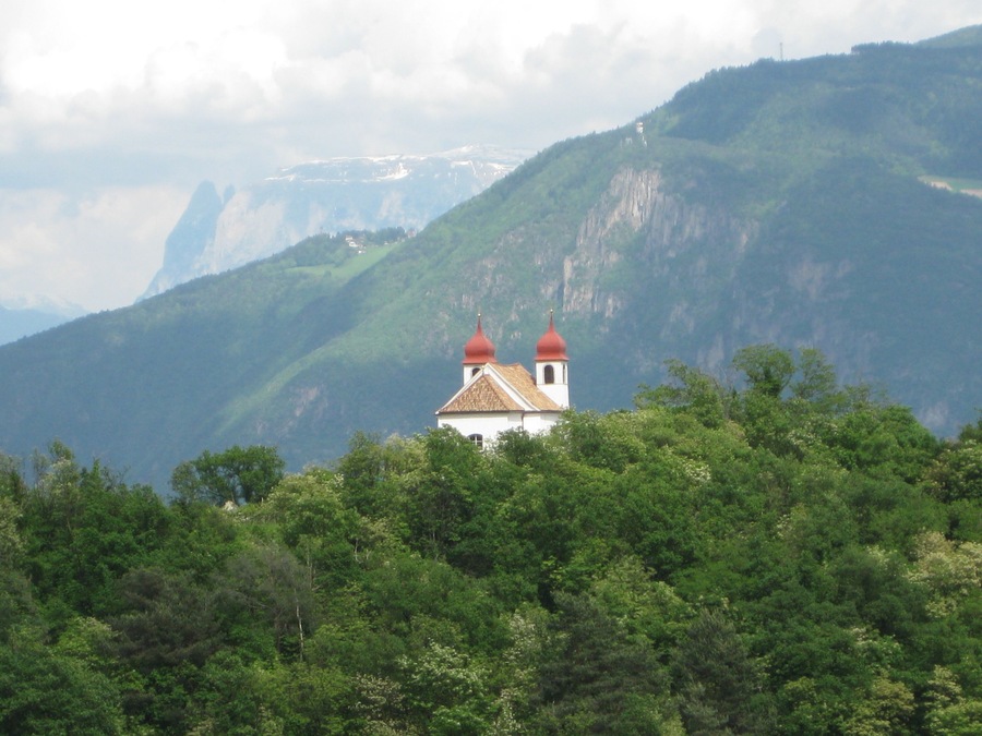 Die Heiligkreuzkirche auf der Gleif (auch einfach Gleifkirche genannt) in Eppan in Südtirol von Westen gesehen, im Hintergrund der Schlern