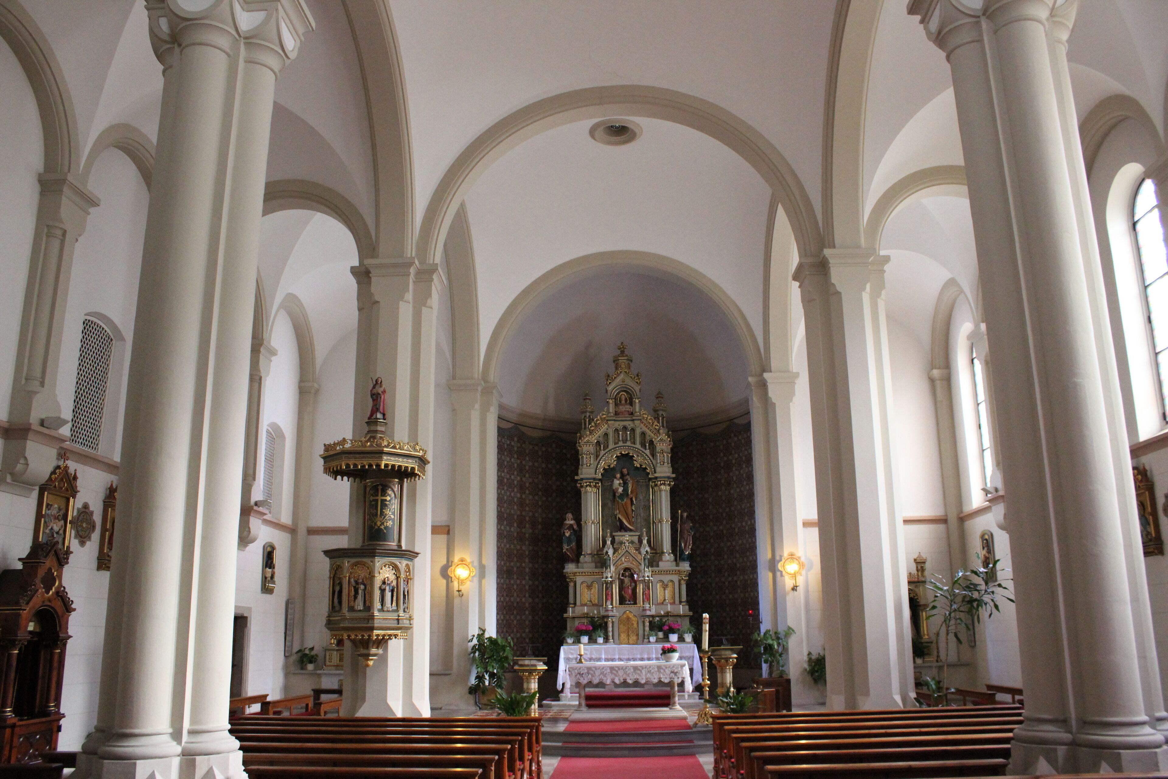 Dominikanerkirche St. Josef in Eppan - Hauptschiff mit Altarraum