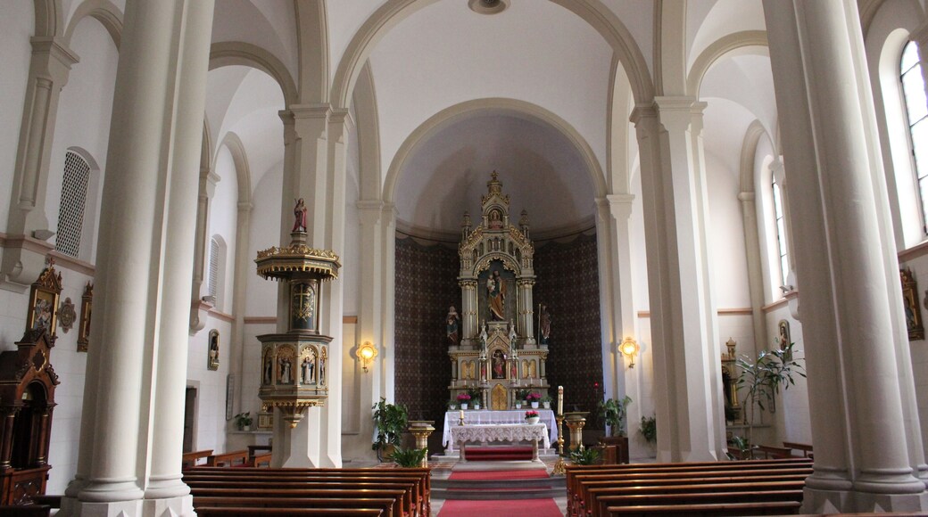 Dominikanerkirche St. Josef in Eppan - Hauptschiff mit Altarraum