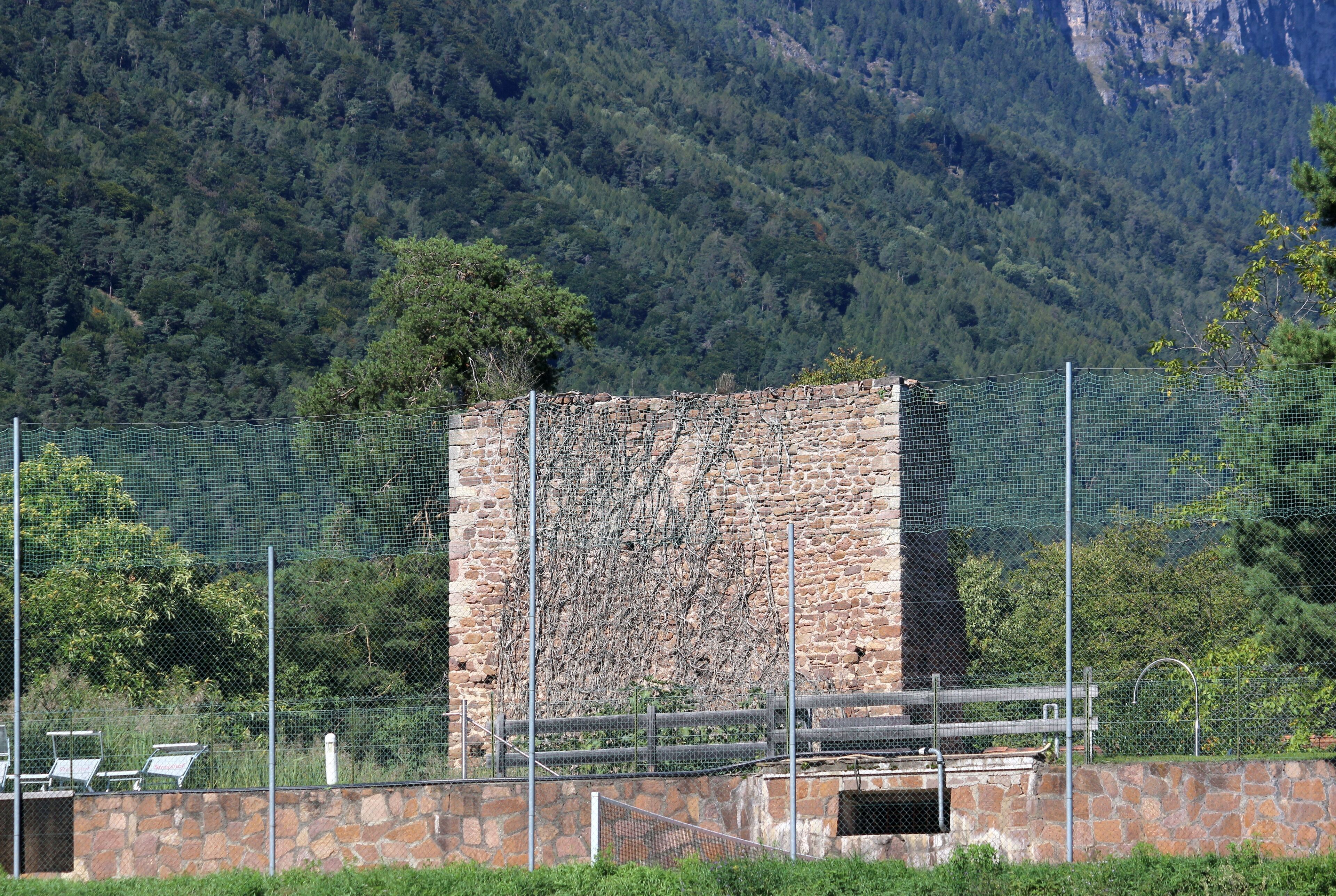 Turmruine in der Nähe des Stroblhofes in Eppan