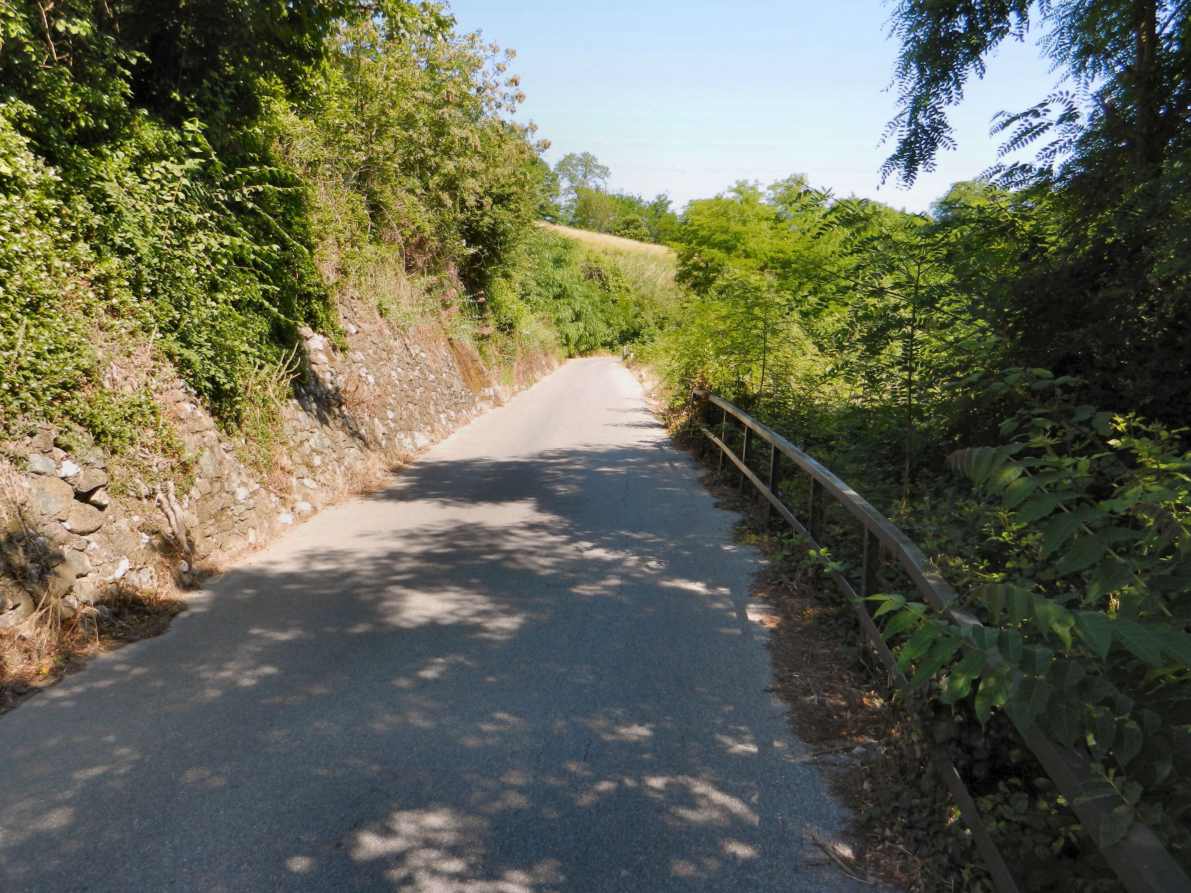 Genova, un tratto di strada costruita sul percorso della ex autoguidovia della Guardia, con l'originaria ringhiera in ferro
