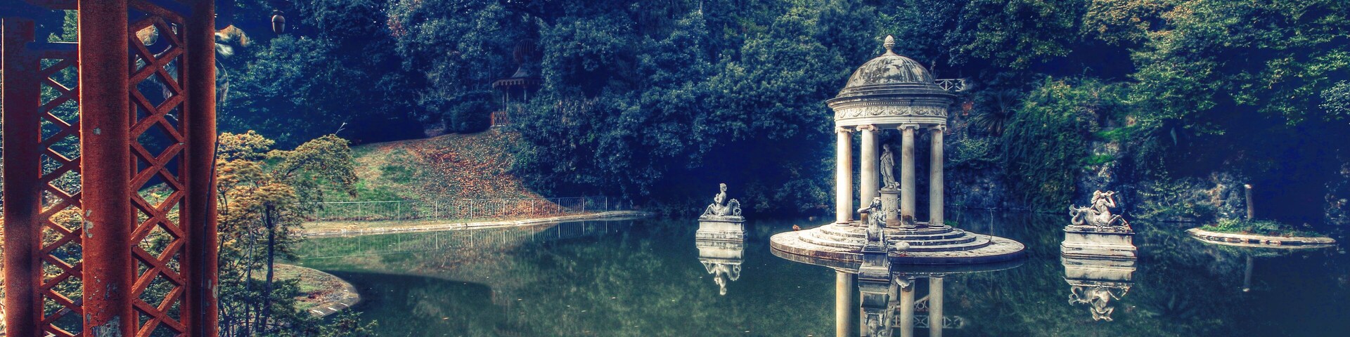 Un jardín tranquilo con un estanque reflectante, un pabellón y una fuente clásica.