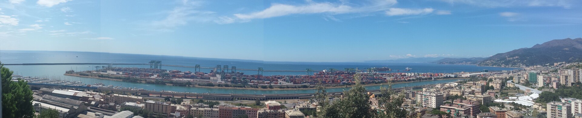 Panoramica Porto di PrĂ -Voltri con Costa Concordia