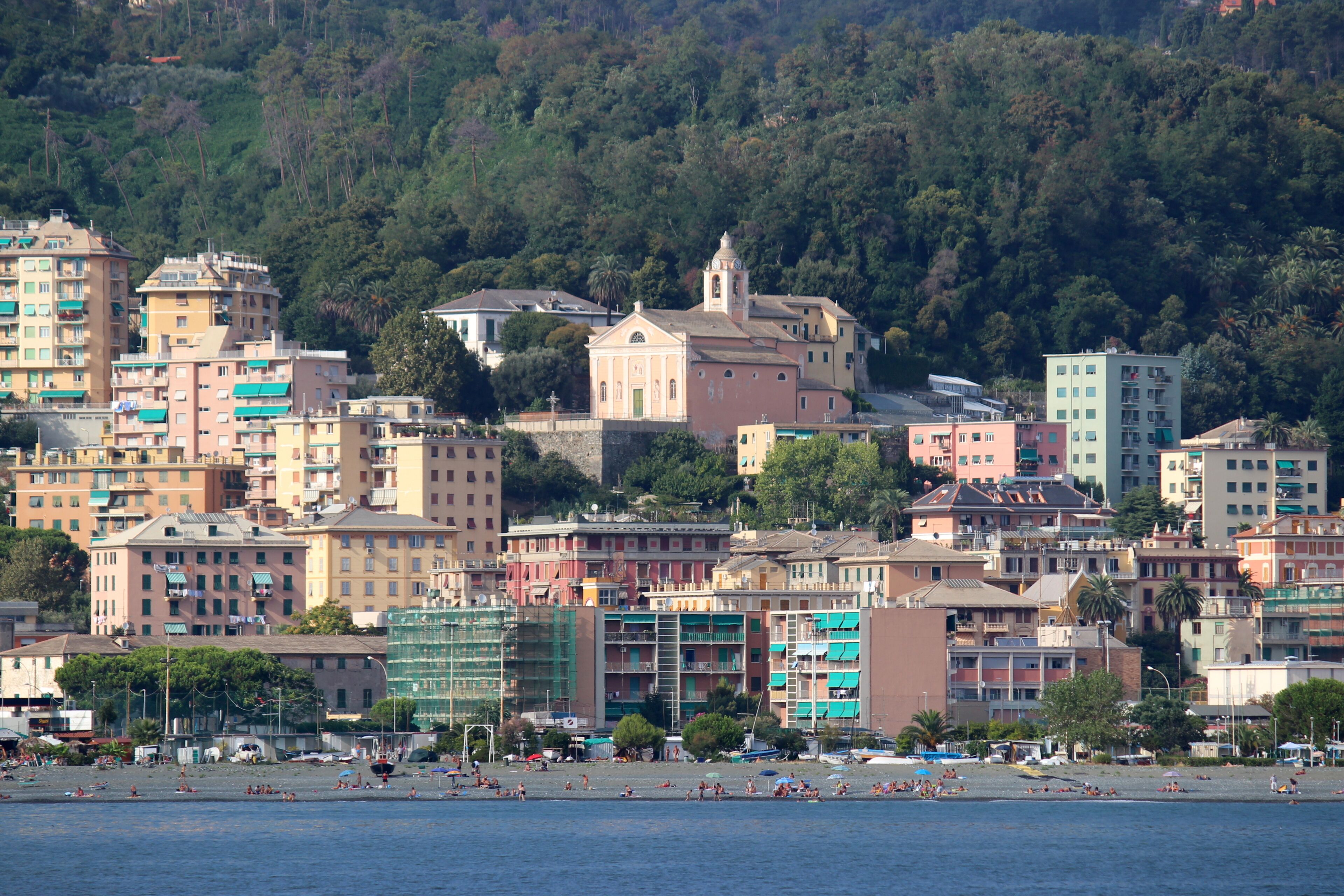 La spiaggia di Multedo a Genova. Sullo sfondo, la caratteristca forma del monte Gazzo di Sestri Ponente, dovuta all'attività estrattiva. Sovrastante la spiaggia vi è la chiesa di Santa Maria e dei santi Nazario e Celso