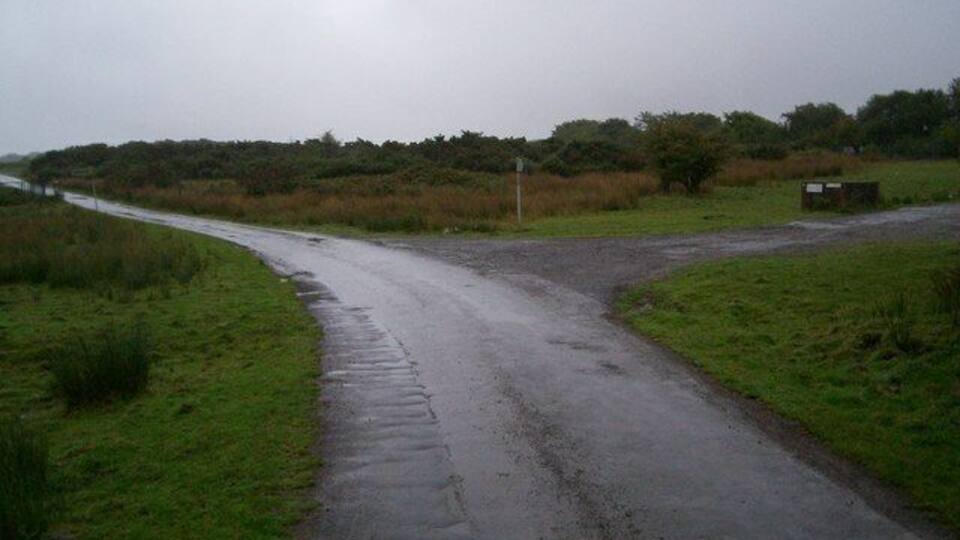 Pwll-y-froga. Entrance to Pwll-y-Froga on right , with footpaths diverging right and left, and also straight ahead, in the middle distance.