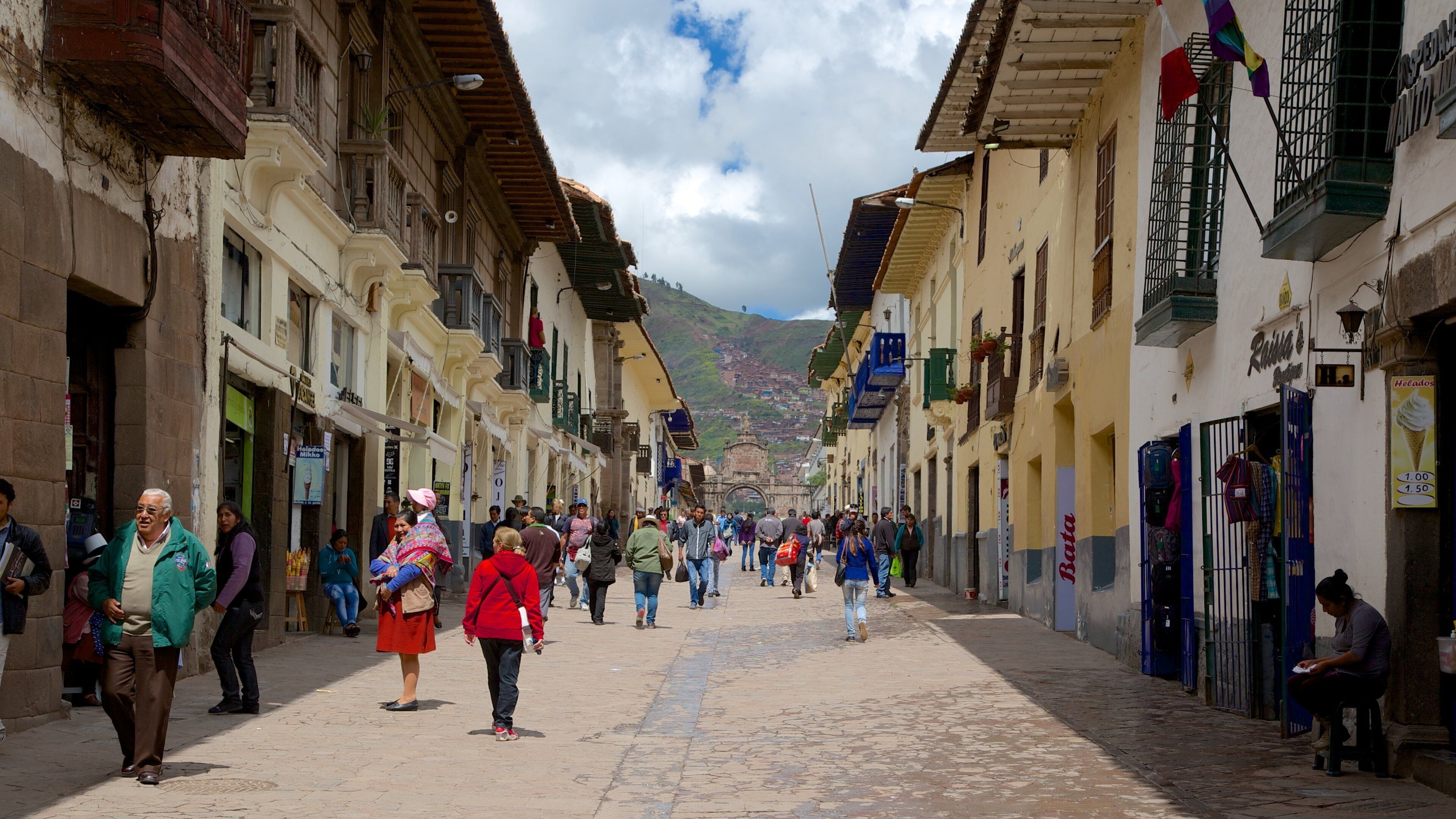 Cusco showing a city and street scenes