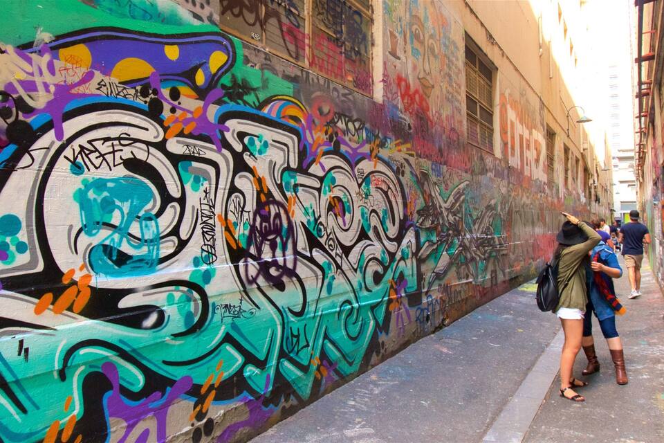 Un carreró estret amb grafitis de colors a les parets.
