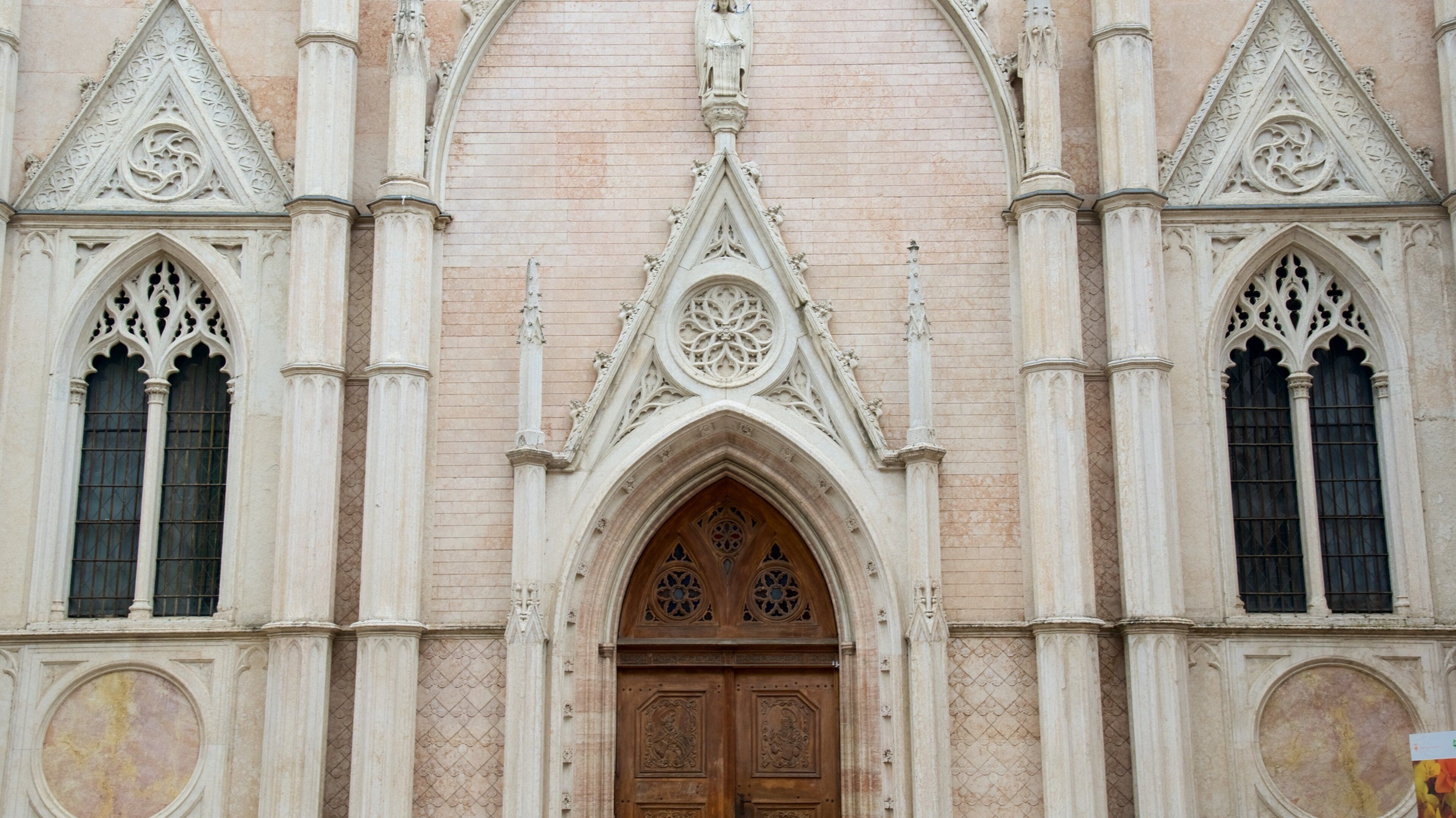 Trente mettant en vedette patrimoine architectural et église ou cathédrale