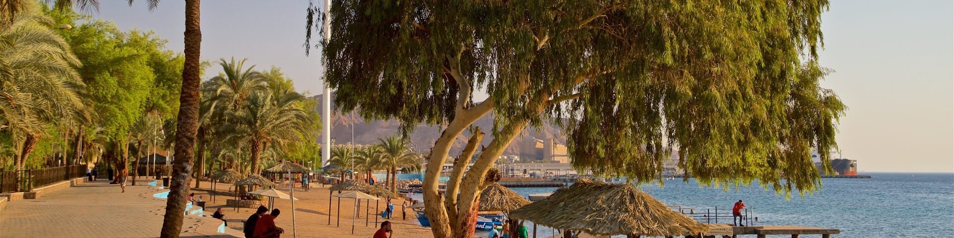Aqaba presenterar en strand och kustutsikter såväl som en liten grupp av människor