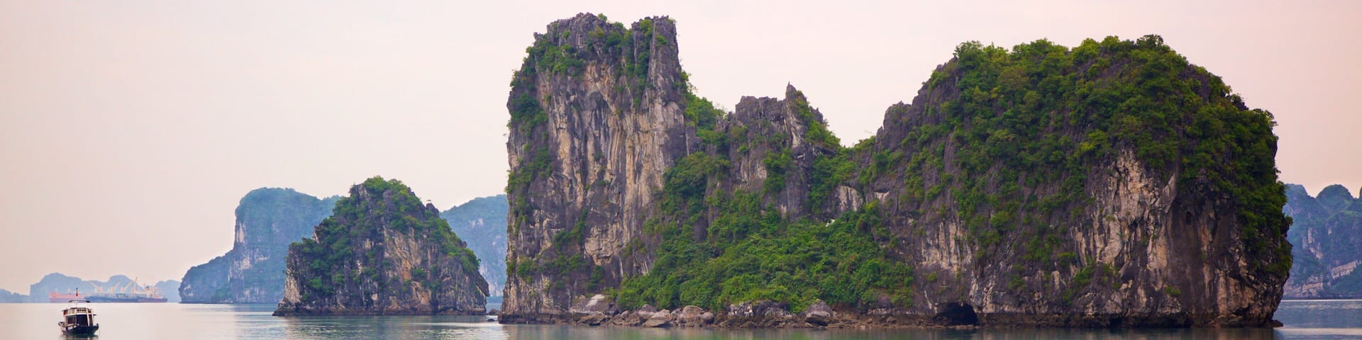 Halong Bay which includes island images