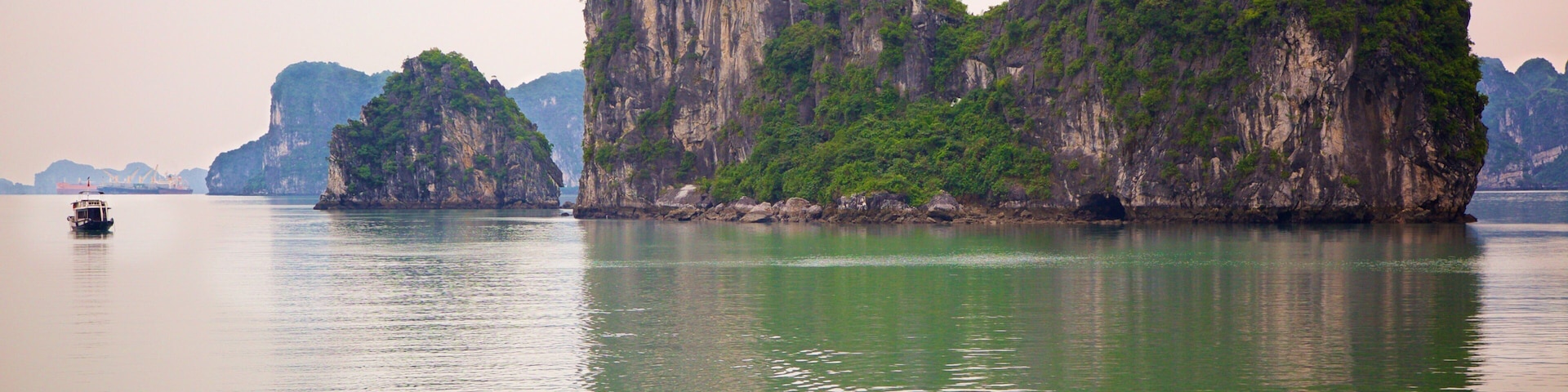 Halong Bay which includes island images