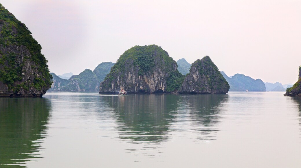 Halong Bay mit einem Bucht oder Hafen und Berge