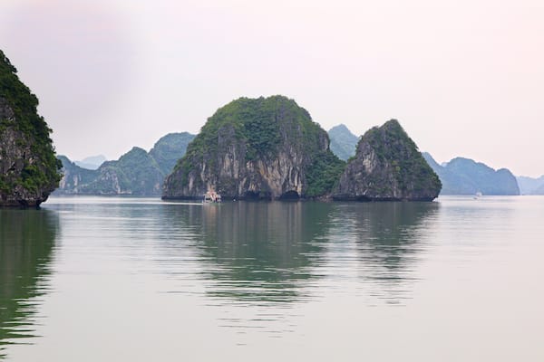 Baie d\'Halong montrant baie ou port et montagnes