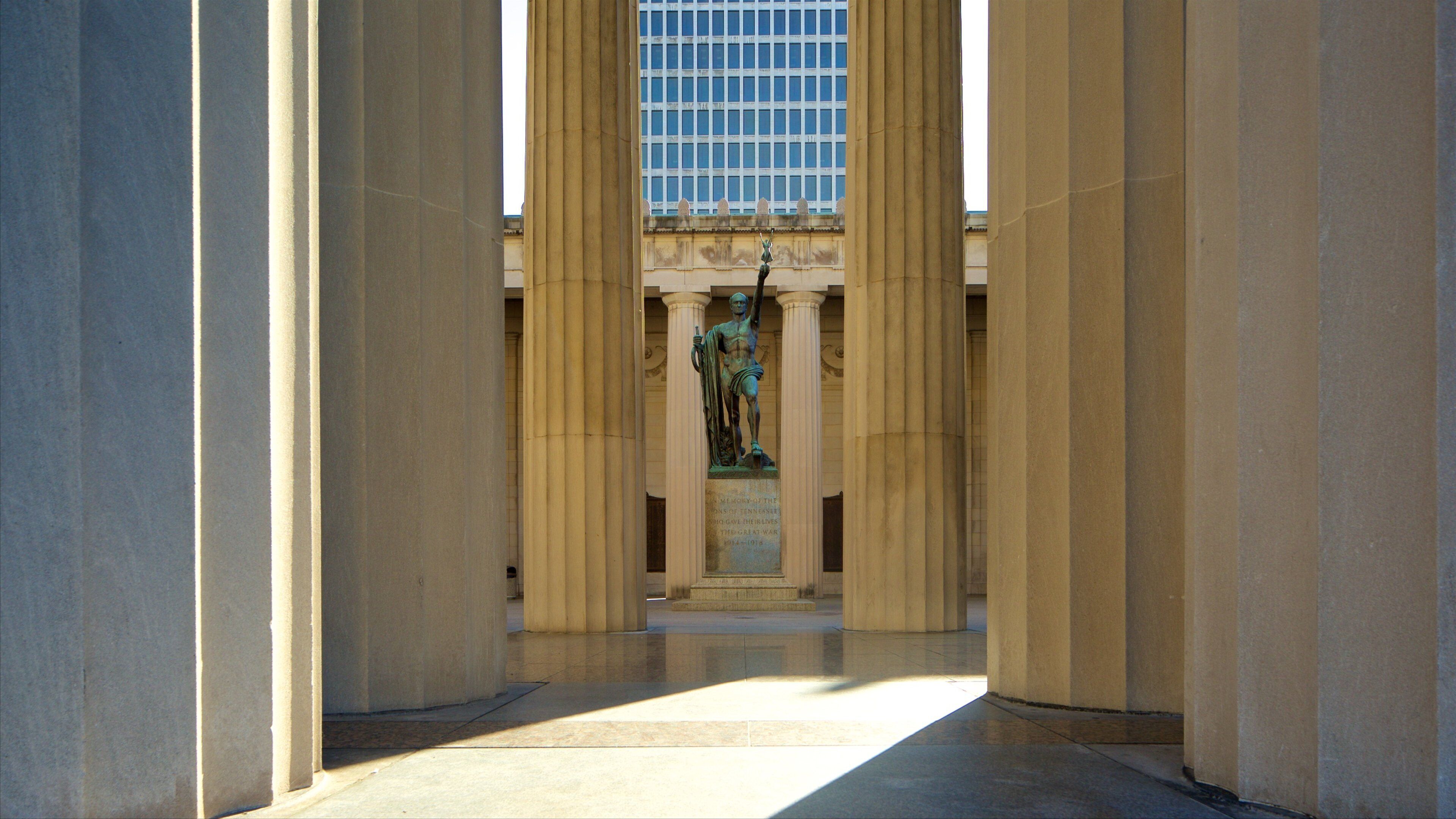 Nashville og byder på en plads eller et torv, en statue eller en skulptur og kulturarvsgenstande