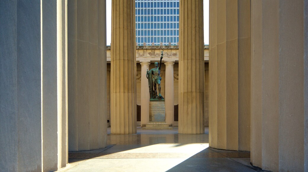 Nashville og byder på en plads eller et torv, en statue eller en skulptur og kulturarvsgenstande