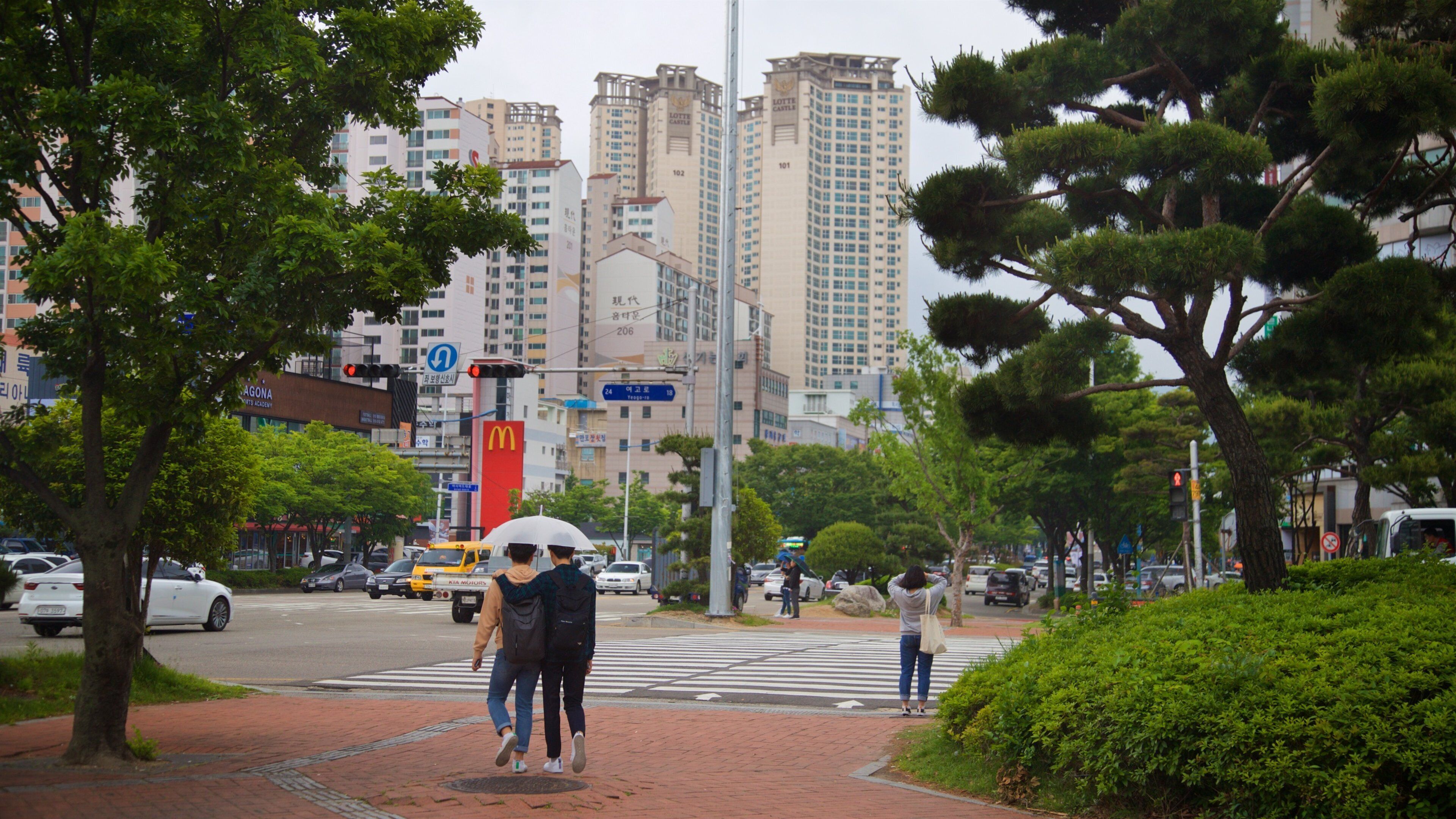 Yeonje-Gu featuring a city and street scenes as well as a couple