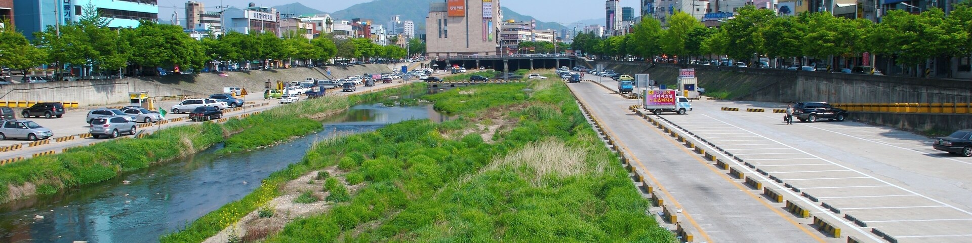 Photograph of Daejeoncheon, a river in Daejeon, South Korea, near Central Street in Dong-gu.