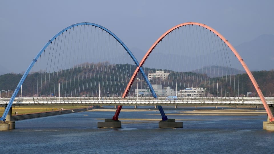 Photograph of the Expo Bridge in Daejeon, South Korea.