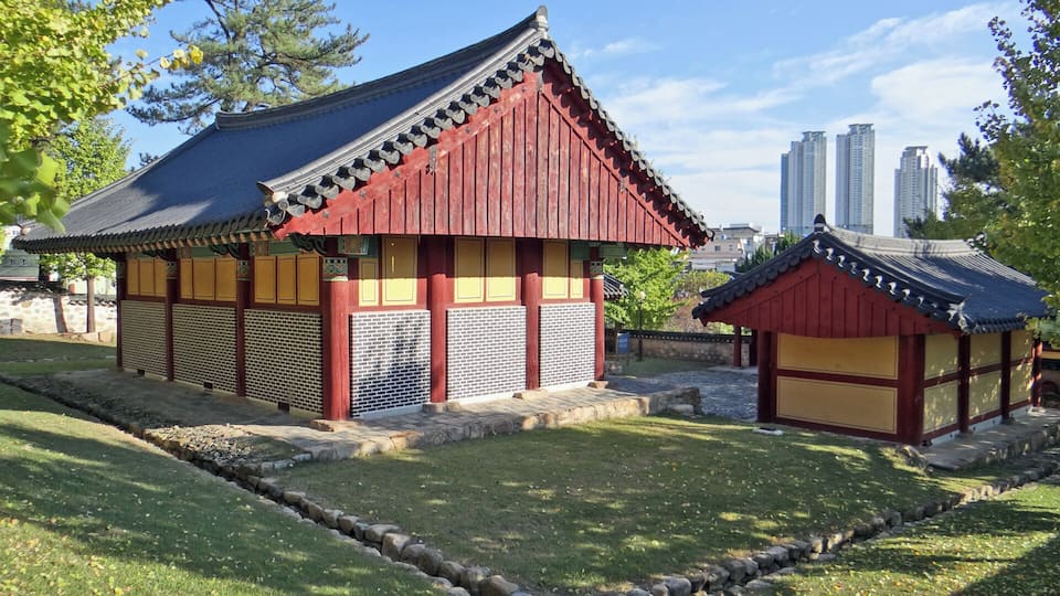 The Ulsan Hyanggyo is a public local educational institution from the Joseon Era (1392-1897). Structures include a Confucian shrine, sage shrines, gates, lecture hall, and dormitories. The Confucian shrine hall, Daeseongjeon, is dedicated to Confucius (552-479 B.C.). Daeseongjeon has a gabled roof with a wing-like bracket style.