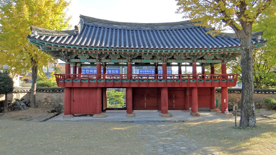The Ulsan Hyanggyo is a public local educational institution from the Joseon Era (1392-1897). The structure includes a Confucian shrine, sage shrines, gates, lecture hall, and dormitories. Cheongwonru is the front gate to the hyanggyo. The gate roof is hipped and gabled with double eaves above an open second level that was used as a study area by the Confucian scholars at the school.