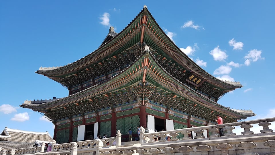 경복궁은 태조 4년(1395)에 최초로 창건하였고, 선조 25년(1592)에 궁궐내 목조건물 전체가 전소된 후, 273년이 지난 고종 2년(1865)에 흥선대원군에 의하여 중건되어 오늘에 이른다.