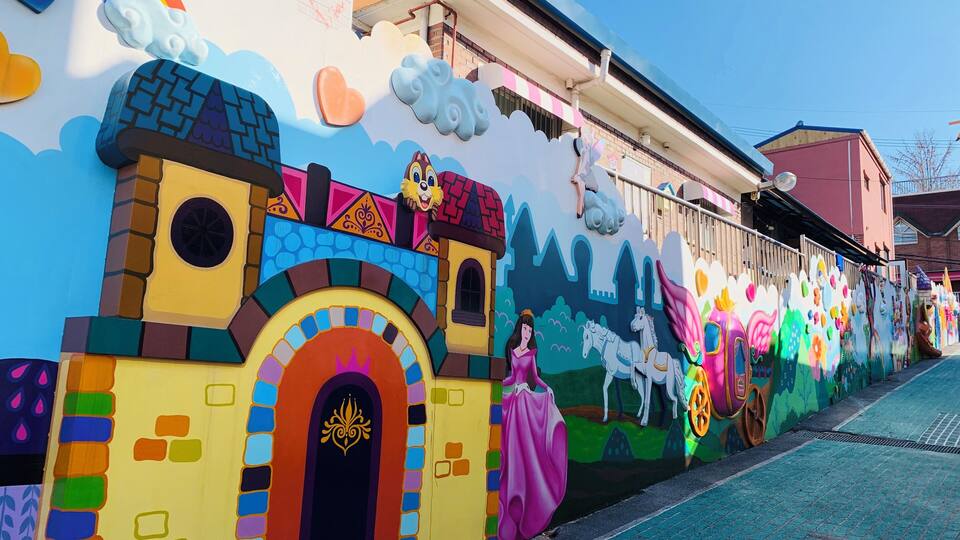 Um mural colorido com um castelo, um arco-íris e um personagem espiando.