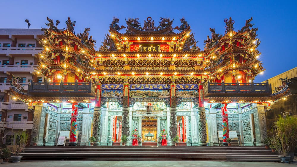 Un temple chinois traditionnel, doté d’une architecture richement décorée et d’illuminations festives.