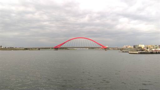 跨越屏東縣東港鎮與新園鄉的進德大橋。