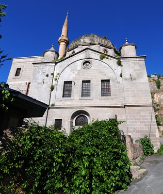 Un edificio histórico con un minarete destacado, ventanas en arco y una cúpula.
